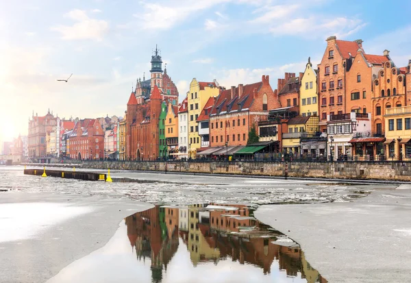 Budynki Starego Miasta Gdańska Ich Odbicie Motławie — Zdjęcie stockowe