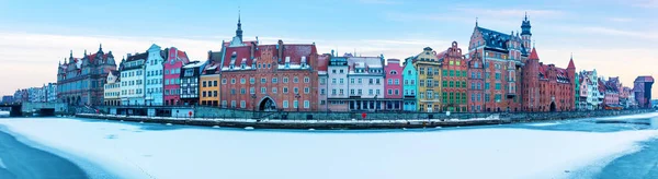 Gdańska Zimowa Panorama Kolorowymi Fasadami Brzegu Motławy Polska — Zdjęcie stockowe
