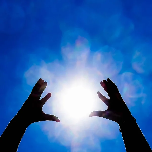Güneş Mavi Gökyüzü Arka Planına Karşı Ellerin Silueti Ellerini Güneşe — Stok fotoğraf