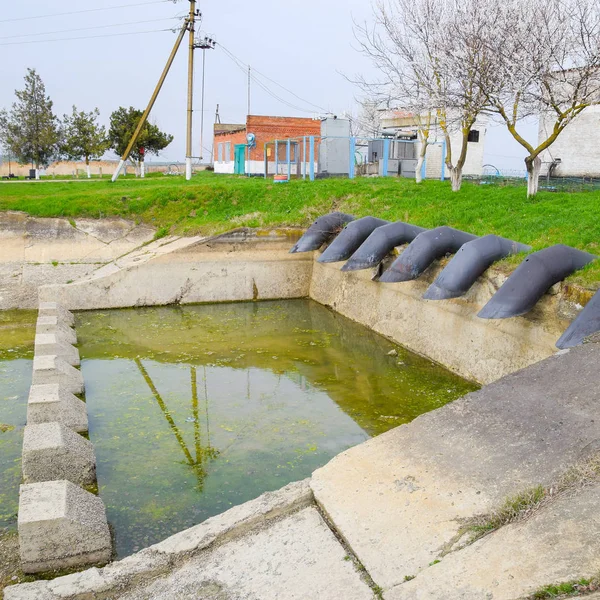 田んぼの灌漑システムの水ポンプ場 — ストック写真