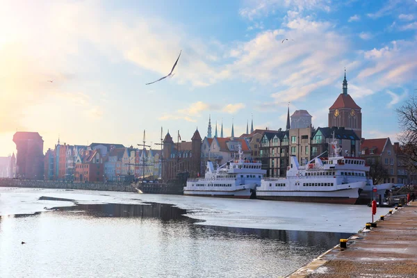 Embankment Motlawa Gdansk Vista Sobre Edifícios Históricos Navios — Fotografia de Stock