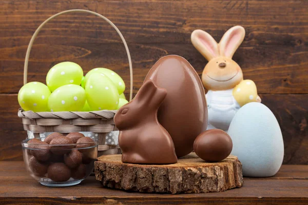 Lahodná Čokoláda Velikonoční Zajíček Vejce Sladkosti Rustikálním Pozadí — Stock fotografie