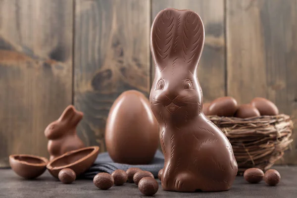 Delicioso Chocolate Coelho Páscoa Ovos Doces Fundo Rústico — Fotografia de Stock