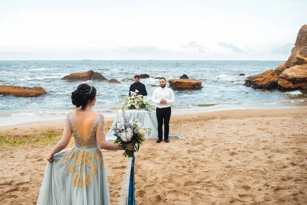 Pareja Boda Océano Con Sacerdote — Foto de Stock