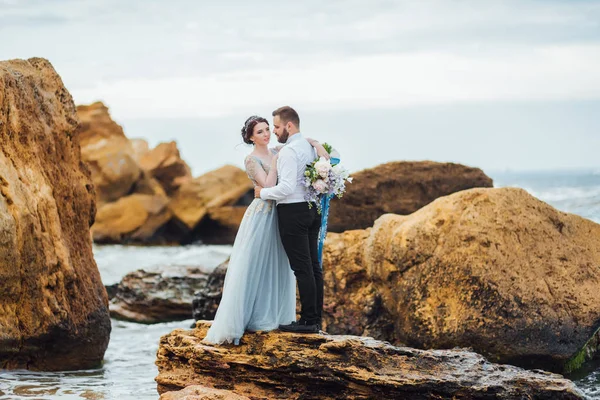 Misma Pareja Con Una Novia Vestido Azul Caminar Largo Orilla — Foto de Stock