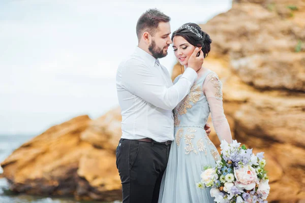 Misma Pareja Con Una Novia Vestido Azul Caminar Largo Orilla — Foto de Stock