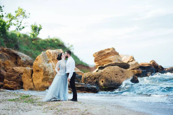 Même Couple Avec Une Mariée Dans Une Robe Bleue Marcher — Photo