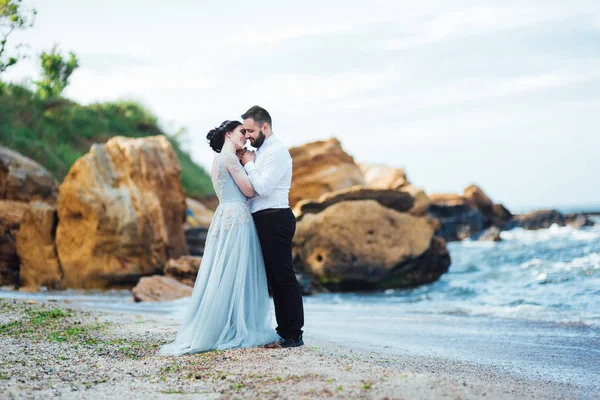 Même Couple Avec Une Mariée Dans Une Robe Bleue Marcher — Photo