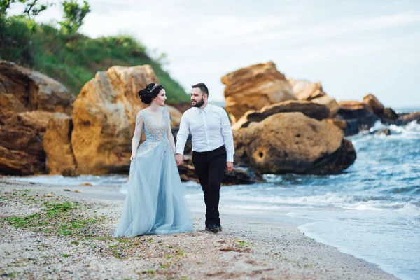 Ίδιο Ζευγάρι Μια Νύφη Ένα Μπλε Φόρεμα Βόλτα Κατά Μήκος — Φωτογραφία Αρχείου