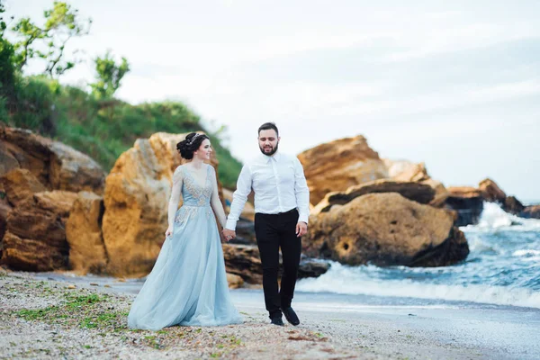 Misma Pareja Con Una Novia Vestido Azul Caminar Largo Orilla — Foto de Stock