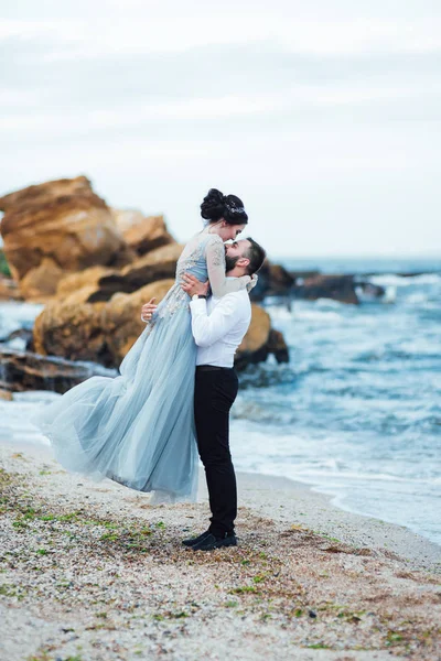 Même Couple Avec Une Mariée Dans Une Robe Bleue Marcher — Photo