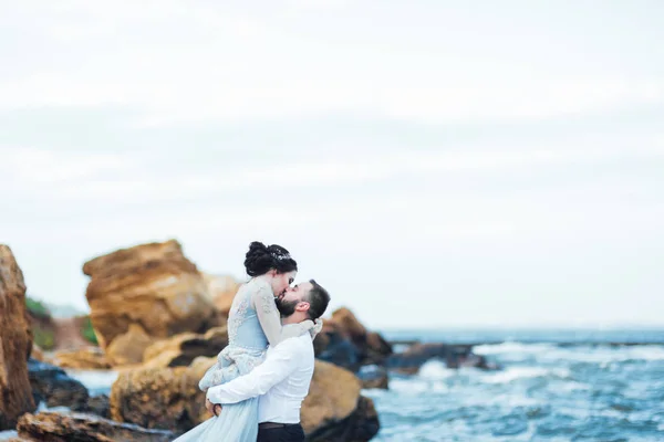 Misma Pareja Con Una Novia Vestido Azul Caminar Largo Orilla — Foto de Stock