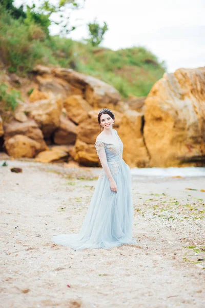 Sposa Abito Blu Chiaro Passeggiando Lungo Oceano — Foto Stock