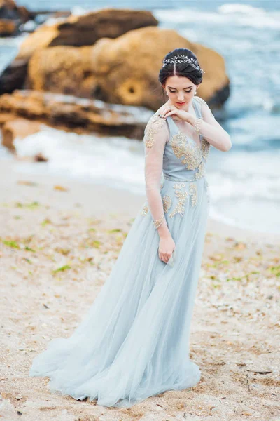 Sposa Abito Blu Chiaro Passeggiando Lungo Oceano — Foto Stock