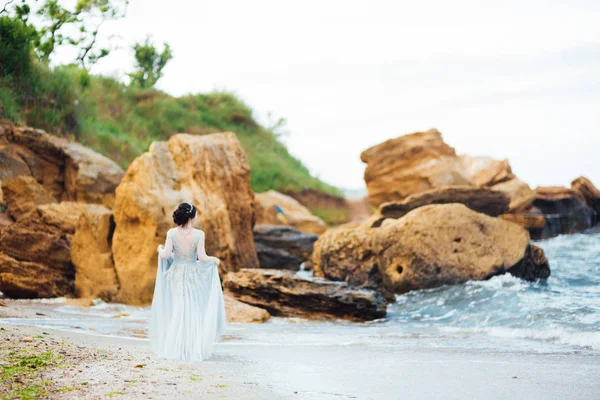 Noiva Vestido Luz Azul Andando Longo Oceano — Fotografia de Stock