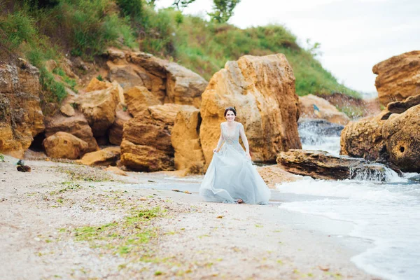 Noiva Vestido Luz Azul Andando Longo Oceano — Fotografia de Stock