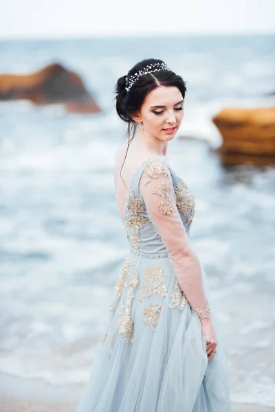 Bride Blue Light Dress Walking Ocean — Stock Photo, Image