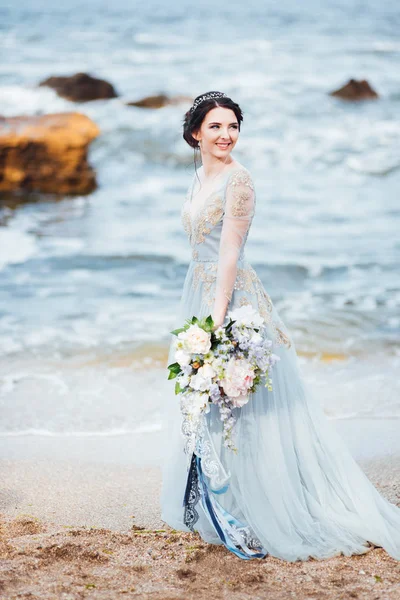 Sposa Con Mazzo Fiori Sulla Spiaggia Vicino All Acqua — Foto Stock