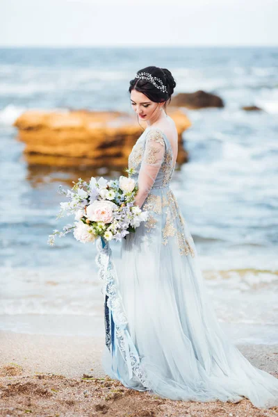 Nevěsta Kyticí Květin Pláži Vody — Stock fotografie
