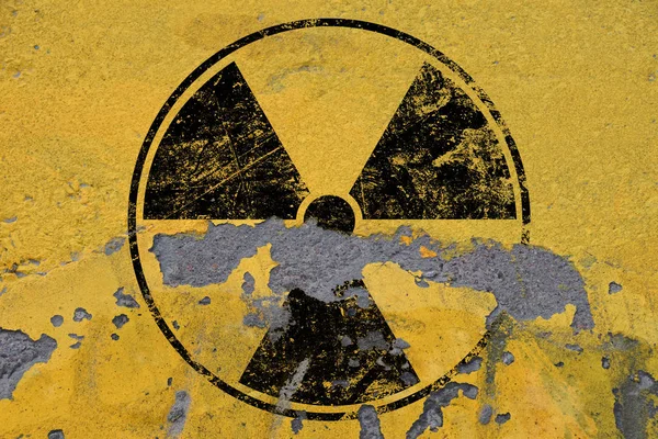Czarny Znak Ostrzegawczy Przed Promieniowaniem Radioaktywnym Pomalowany Grunge Żółty Tło — Zdjęcie stockowe