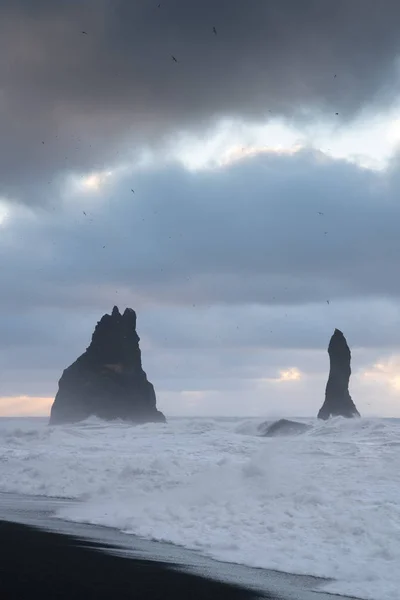 Felsenspitze Von Reynisdrangur Küste Von Reynisfjara Bei Vik Island Europa — Stockfoto