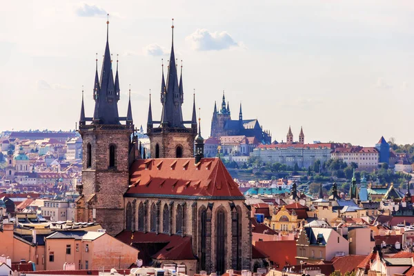 ティンの前の聖母教会とプラハ城を背景に — ストック写真
