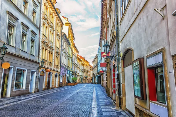 旧市街の中世プラハ通りは 人がいません — ストック写真