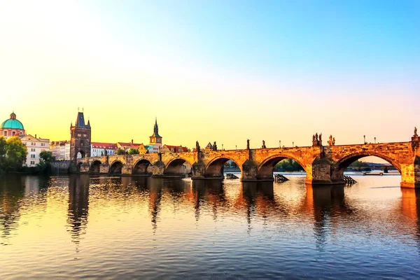 Wschód Słońca Nad Mostem Karola Praga Czechy — Zdjęcie stockowe