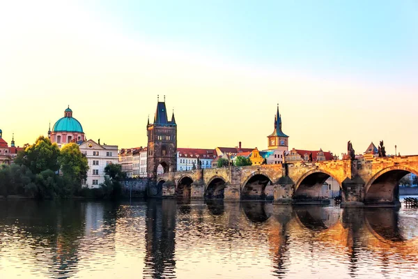 Most Karola Kościół Franciszka Asyżu Wieża Mostowa Starego Miasta Praga — Zdjęcie stockowe