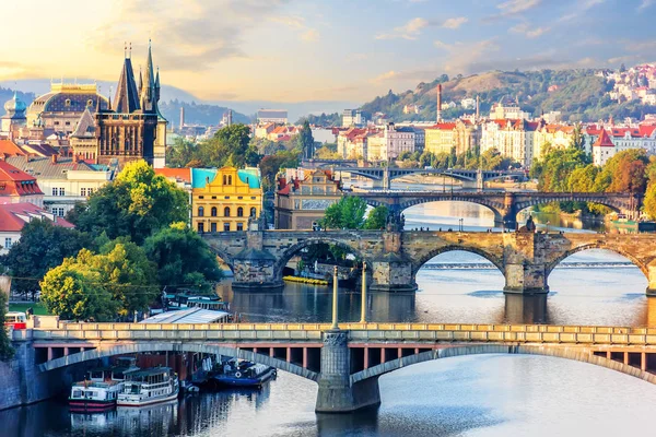 Mähnenbrücke Und Karlsbrücke Über Die Moldau Altstadtturm Und Nationaltheater Prag — Stockfoto