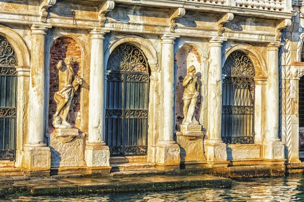 Αγάλματα Στην Πρόσοψη Του Παλατιού Giusti Στο Μεγάλο Κανάλι Της — Φωτογραφία Αρχείου