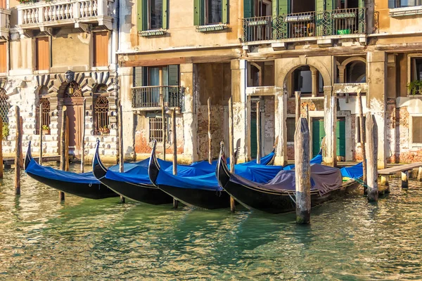 Palácio Veneza Com Gôndolas Ancoradas Grande Canal Itália — Fotografia de Stock