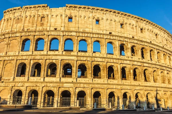 Coliseo Roma Bajo Cielo Azul Del Verano — Foto de Stock