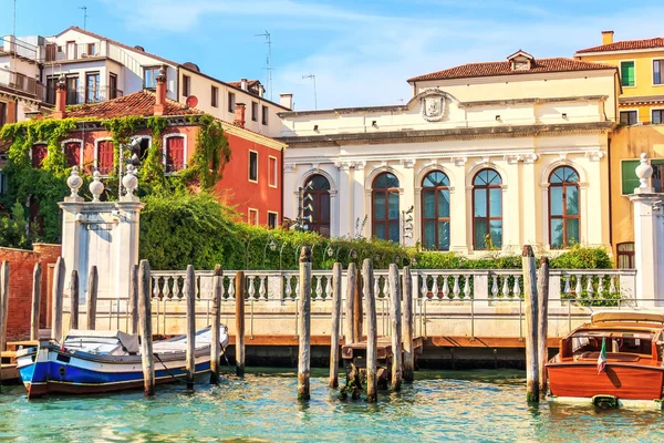 Kanaal Van Venetië Met Luxe Huizen Boten Afgemeerd Italië — Stockfoto