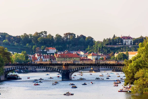 Paddleboats Manes Köprüsü Charles Köprüsü Prag Yaz Görünümü Altında Vltava — Stok fotoğraf