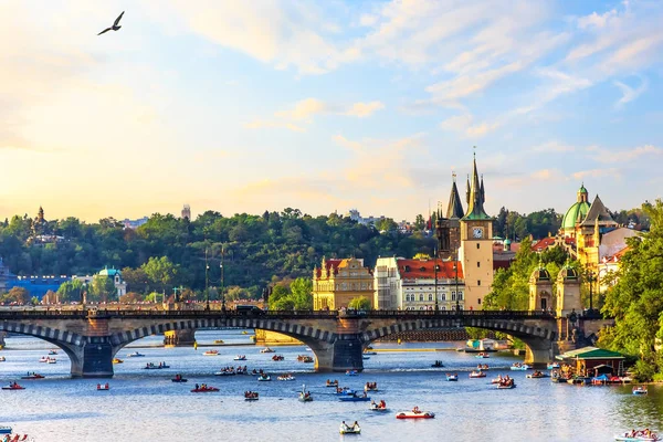 Río Moldava Praga Con Gente Flotando Botes Remos Cerca Del — Foto de Stock