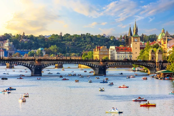 Båtliv Centrala Prag Nära Gamla Stan Och Manes Bron — Stockfoto