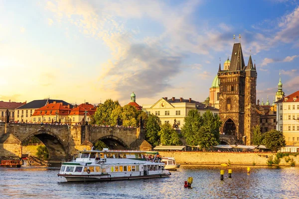Statek Wełtawie Pobliżu Mostu Karola Wieży Mostowej Starego Miasta Praga — Zdjęcie stockowe