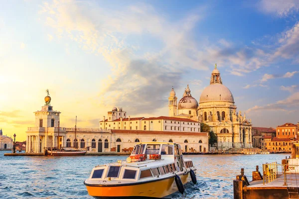 Kerk Van Santa Maria Della Salute Boot Bij Pier Venetië — Stockfoto