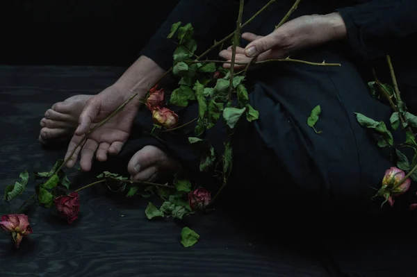 Halott Rózsák Fekete Vászon Ruhát Mint Szimbólum Válás Vagy Sírás — Stock Fotó