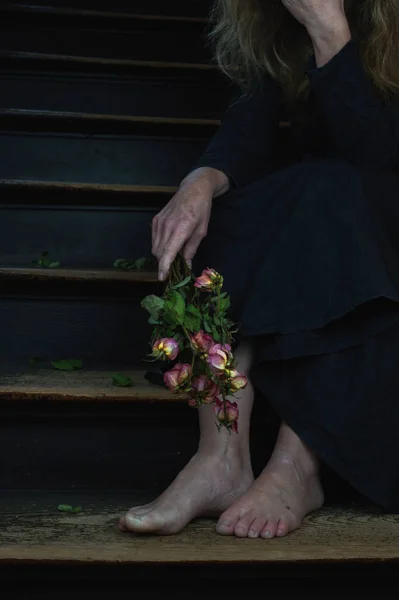 Νεκρά Τριαντάφυλλα Και Γυναίκα Μαύρο Λινό Φόρεμα Σύμβολο Για Διαζύγιο — Φωτογραφία Αρχείου