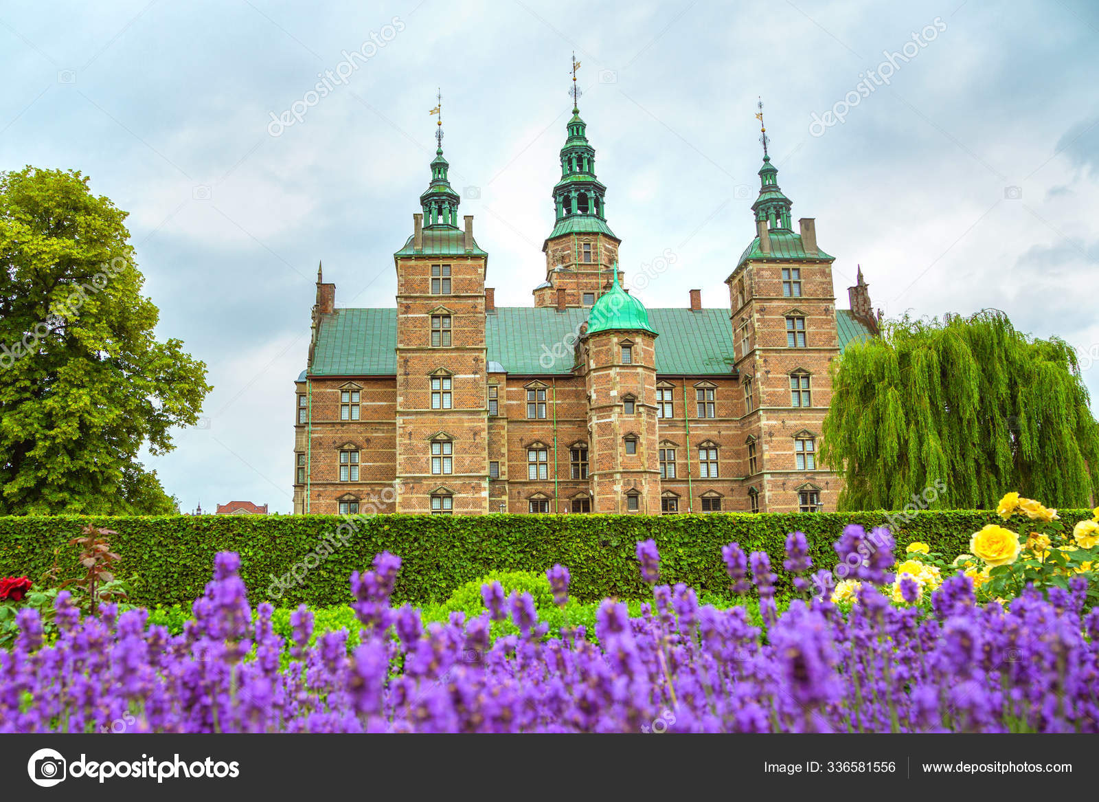 丹麦哥本哈根的罗森堡城堡薰衣草花坛在罗森堡宫附近的小花园丹麦首都哥本哈根的罗森博格老虎机城堡—— 库存社论照片© PantherMediaSeller  #336581556