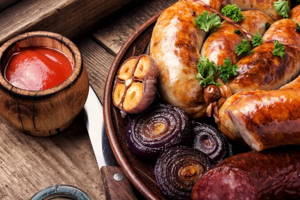 Saucisses Grillées Avec Ketchup Sauce Sur Table Bois — Photo