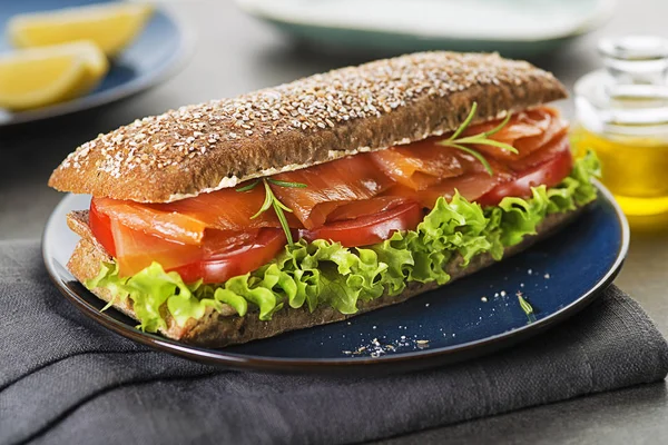 Sandwich Con Ensalada Salmón Ahumado Tomate Alimento Saludable — Foto de Stock