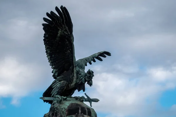 Sculptuur Van Gier Met Verspreiding Vleugels Met Het Koninklijke Zwaard — Stockfoto