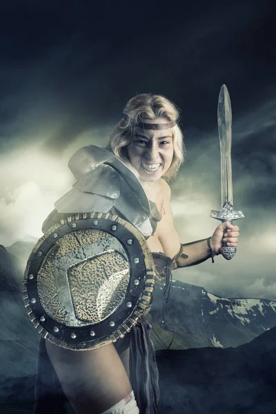 Oude Vrouw Krijger Gladiator Poseren Buiten Met Zwaard Schild — Stockfoto