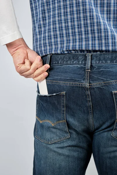 Homem Coloca Cartão Visita Papel Branco Vazio Seu Bolso Jeans — Fotografia de Stock