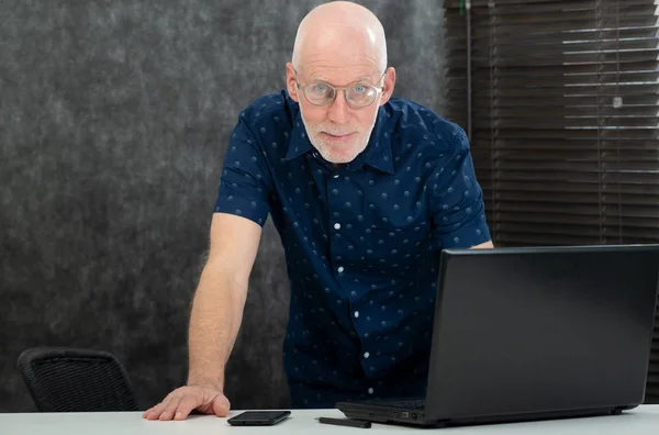 Äldre Man Med Skägg Och Blå Skjorta Kontoret Använder Laptop — Stockfoto