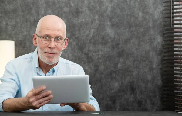 Homem Sênior Bonito Usando Computador Tablet — Fotografia de Stock
