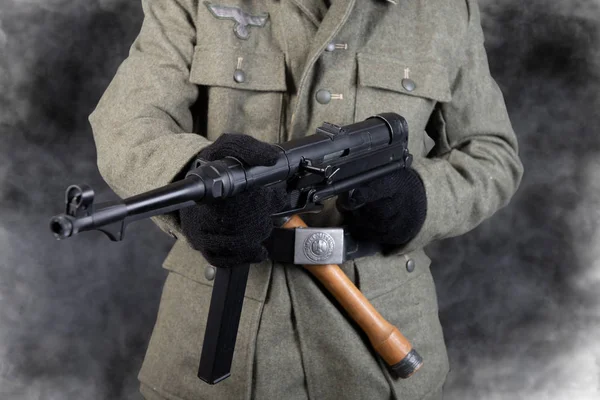 第二次世界大戦中のジャケット姿のドイツ兵のベルトと機関銃 — ストック写真